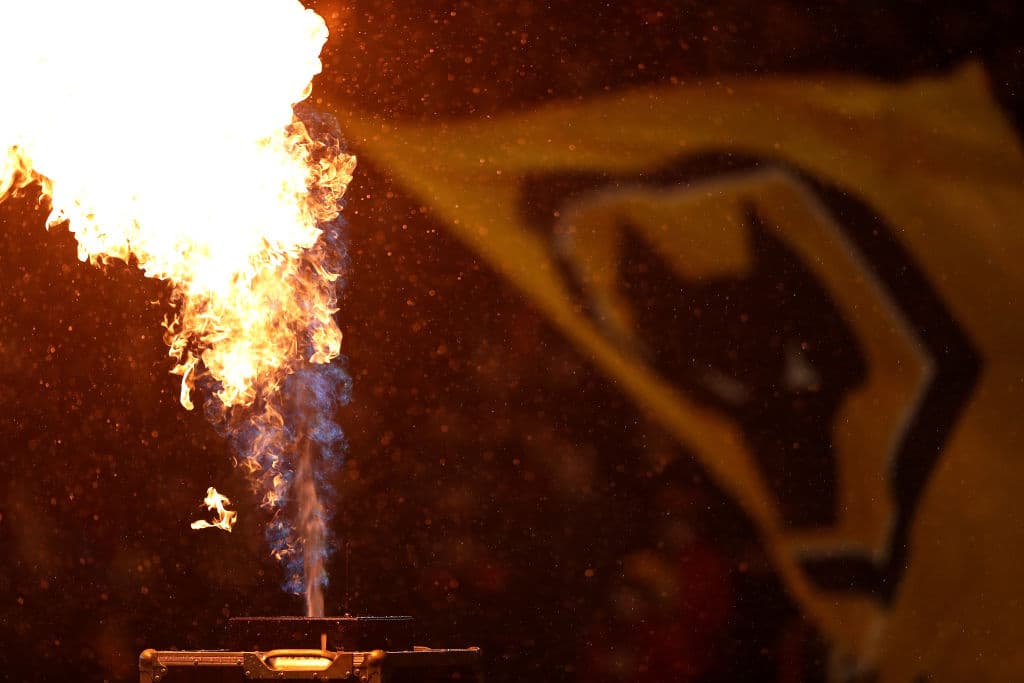 El Molineaux Stadium se aprestaba con sus mejores galas para recibir a los suyos en el duelo ante el primero de la Liga Premier, un compromiso que se antojaba, irremediablemente, complicado.