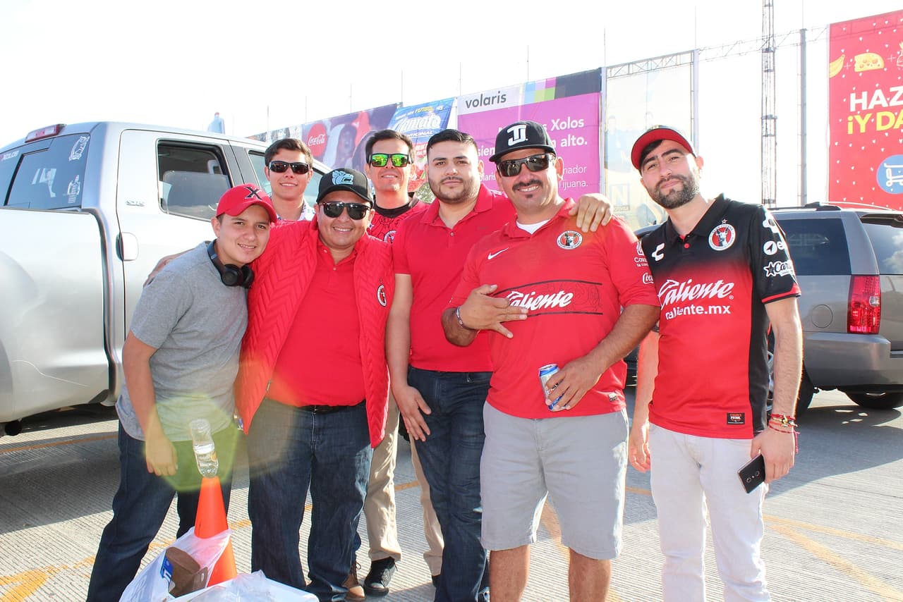Entre amigos y familiares se vivió la previa de la semifinal entre Xolos y Toluca en el estadio Caliente, en donde la mayoría de aficionados que llegaron eran del equipo de la frontera.