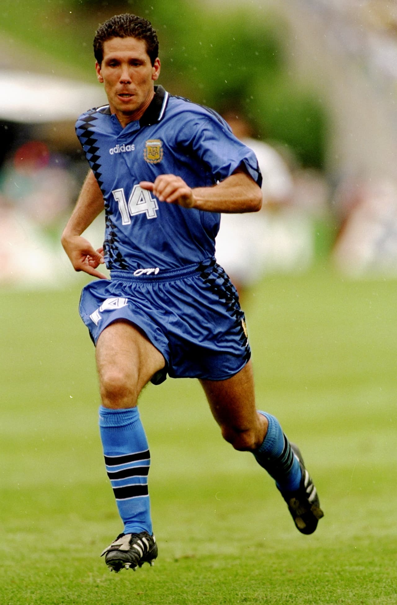 Diego Simeone se caracterizó por ser un guerrero en el terreno de juego, al que se le veía con un físico portentoso corriendo durante buena parte del partido.