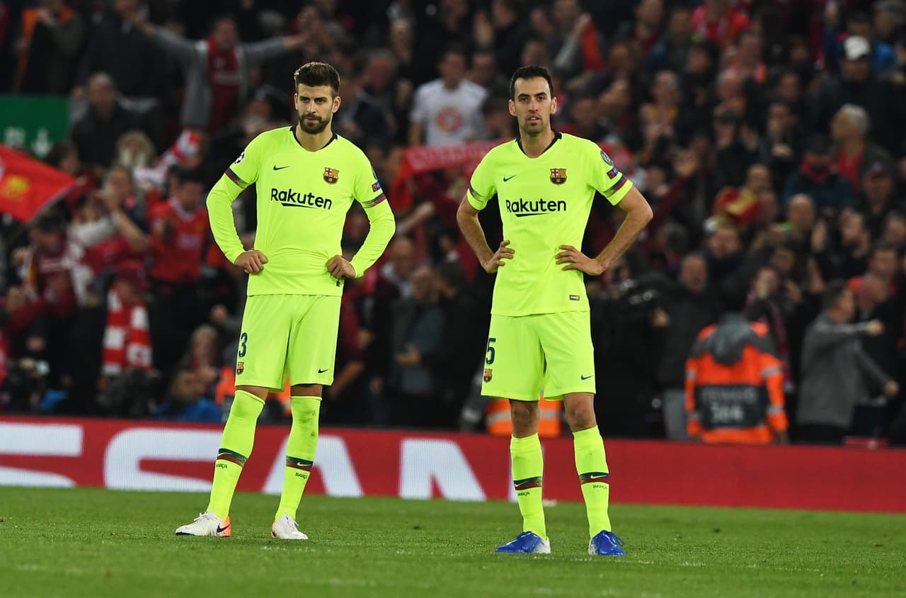 Gerard Piqué y Sergio Busquets lamentan el tercer gol del Liverpool en la eliminatoria en la UEFA Champions League.