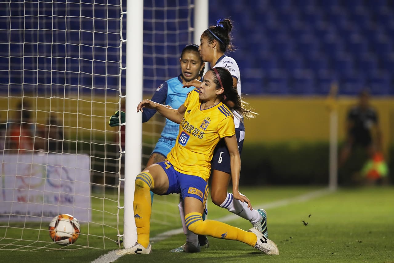 Y a los 65 minutos, Greta Alejandra Espinoza empujaba así el balón sobre la línea de gol de la cabaña poblana.