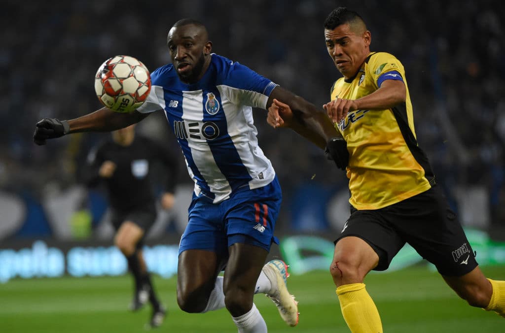 Moussa Marega desborda hacia el frente y deja detrás a Jadson, que lo intenta jalar para que no avance, pero fracasa en el intento.