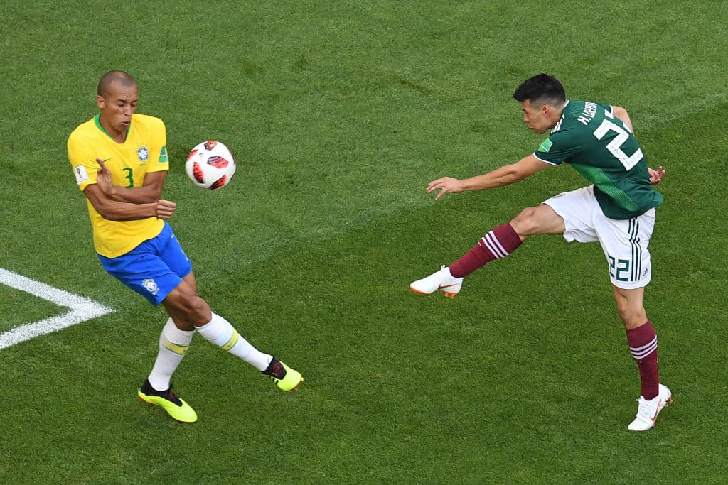 Algunas jugadas también terminaron en los primeros 20 minutos por el lado de Hirving Lozano, que también lo intentó.