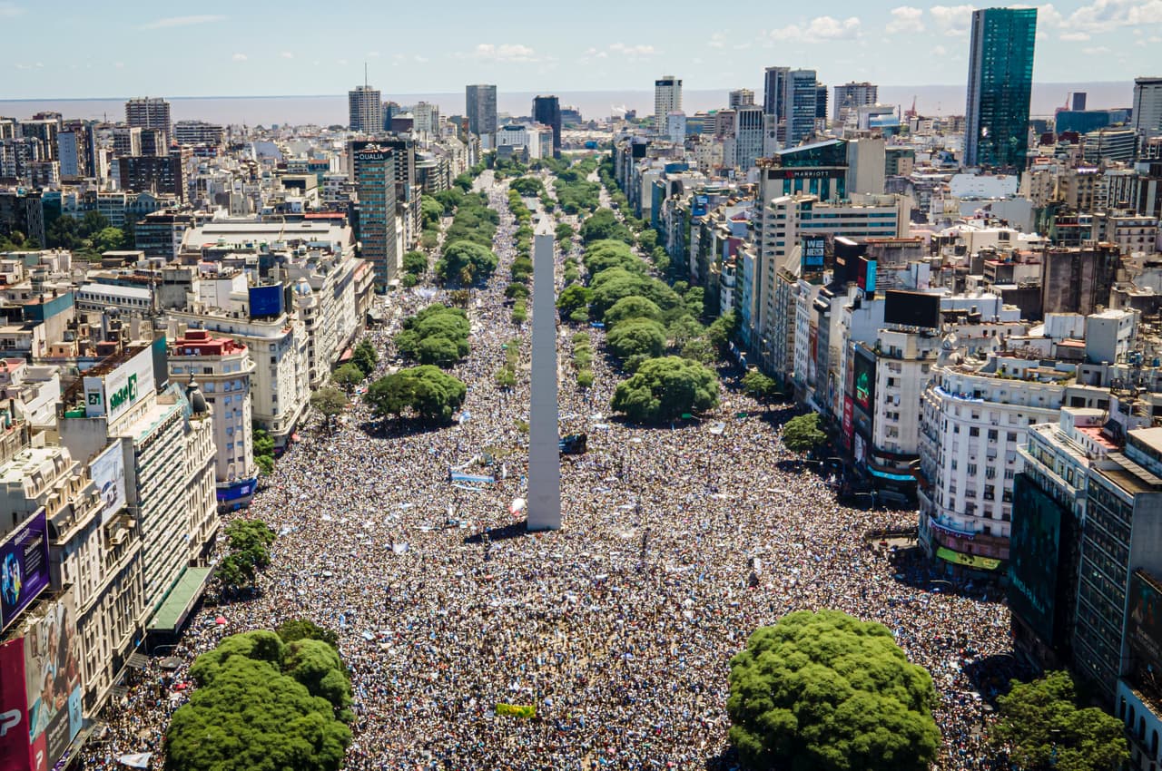 Festejos de la selección argentina en Buenos Aires tras ganar el Mundial Qatar 2022.