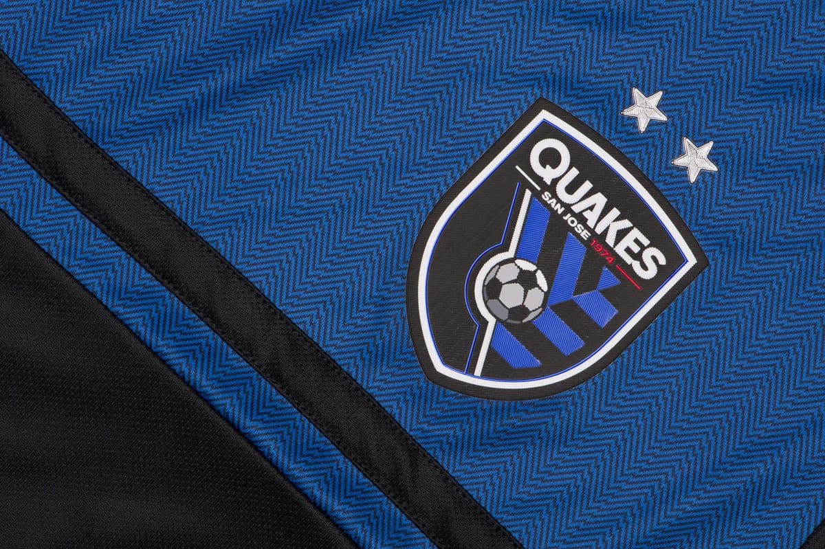 Las dos estrellas plateadas que aparecen sobre el escudo rinden homenaje a las MLS Cups ganadas en 2001 y 2003.