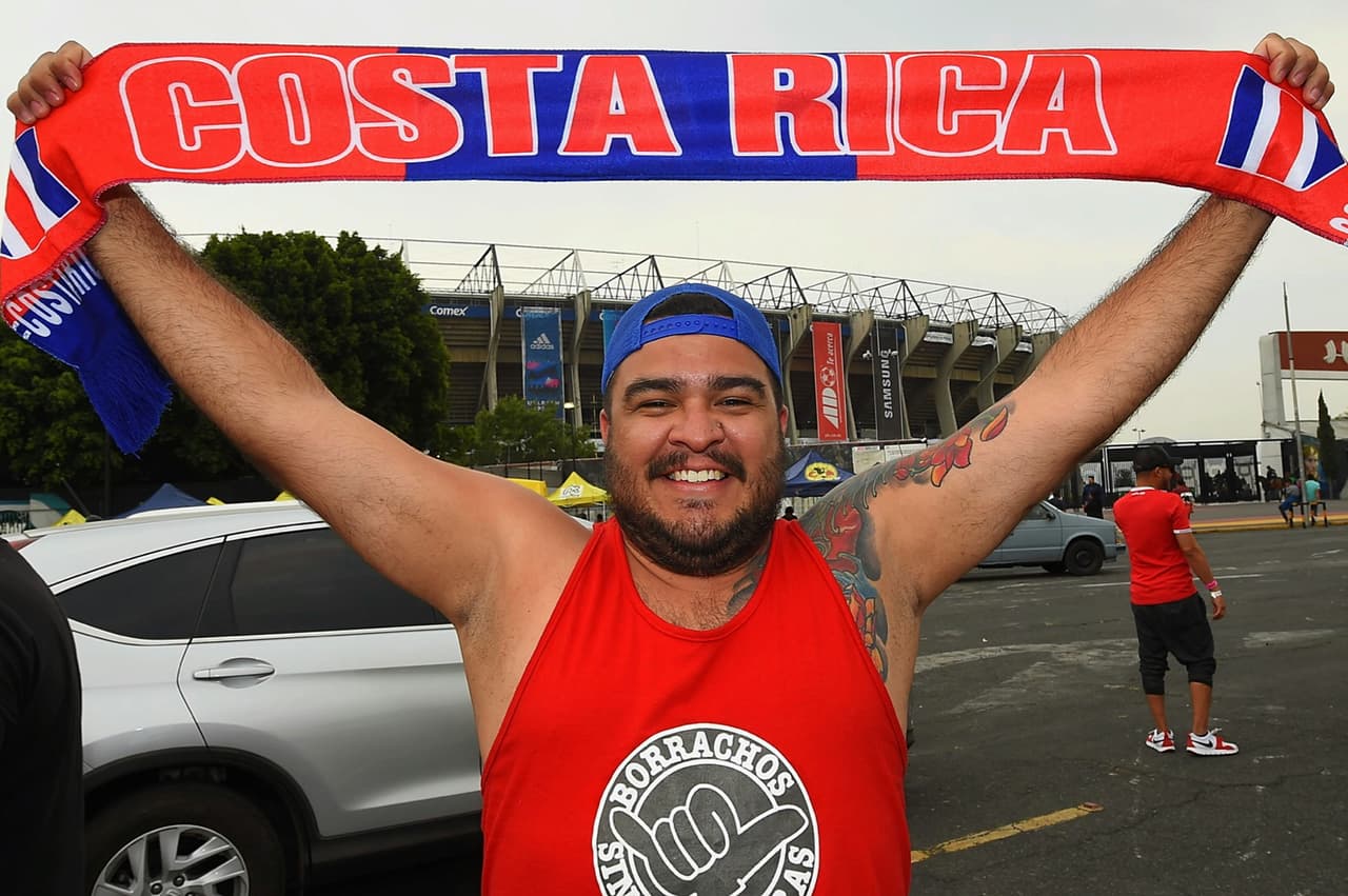 La afición feliz de estar con su equipo. Los ticos al menos sonrieron al inicio del juego.