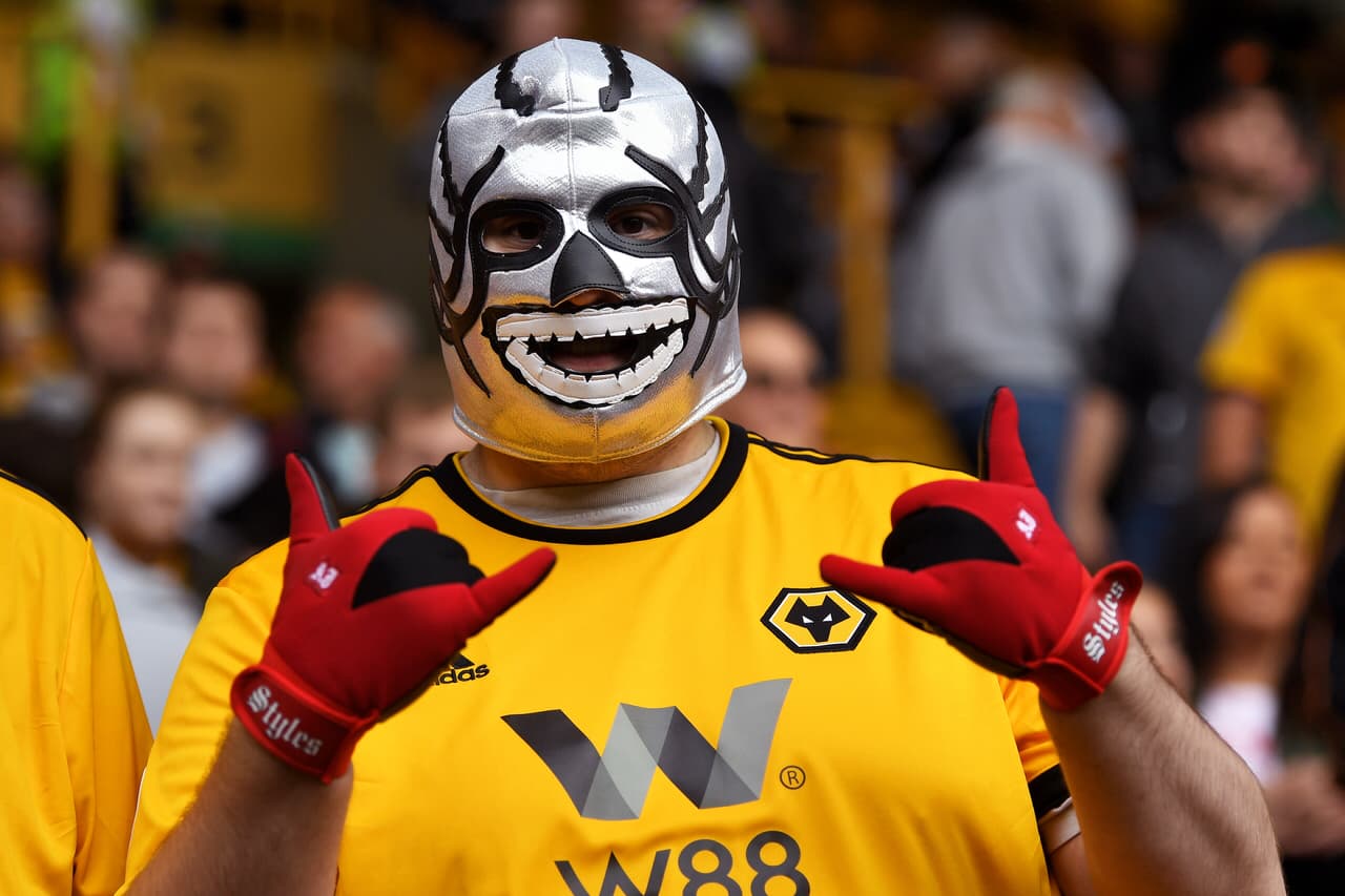 Y es que hasta en las tribunas del Wolverhampton hubo toques mexicanos en sus fanáticos.