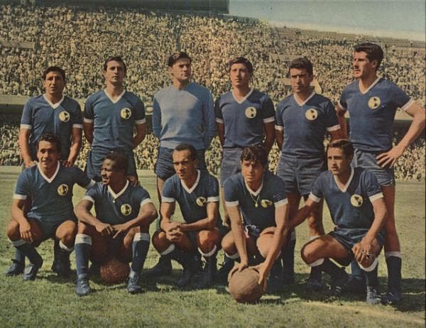 El primer título del conjunto azulcrema llegaría en el año 1925 tras una gran temporada del club, El América acabó invicto ese torneo con 10 victorias y 2 empates.