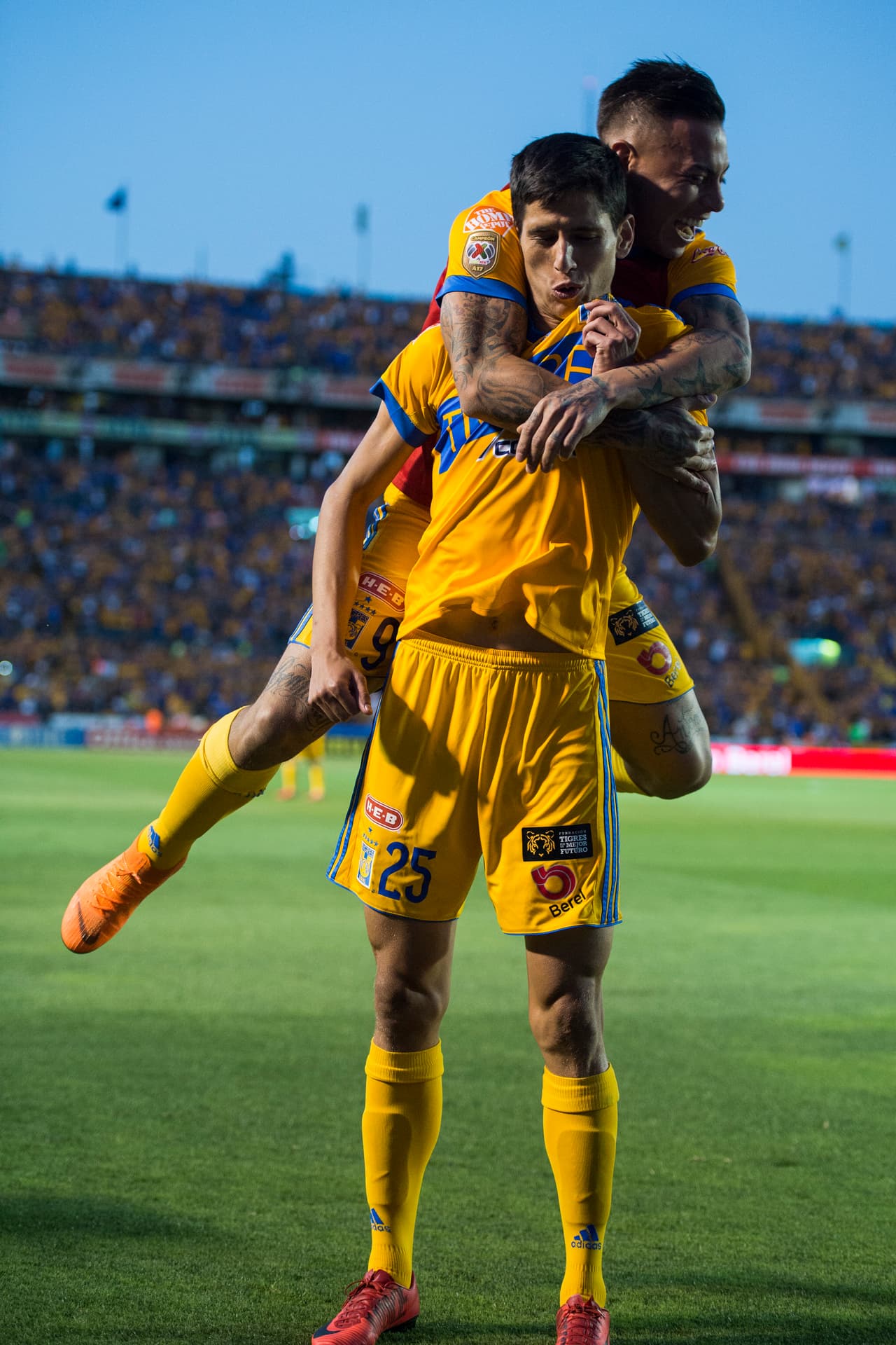 ¡Clase de golazo de Jürgen Damm para igualar el marcador al minuto 48!