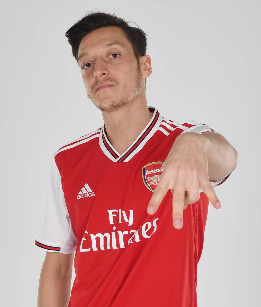 Pasaron 25 años para que el Arsenal F.C. volviera a vestir con la marca de las tres rayas hasta la temporada que iniciará en los próximos meses. Como era de esperarse, Adidas le entregó un diseño nostálgico, con detalles retro pero moderno para iniciar una nueva relación de convenio.