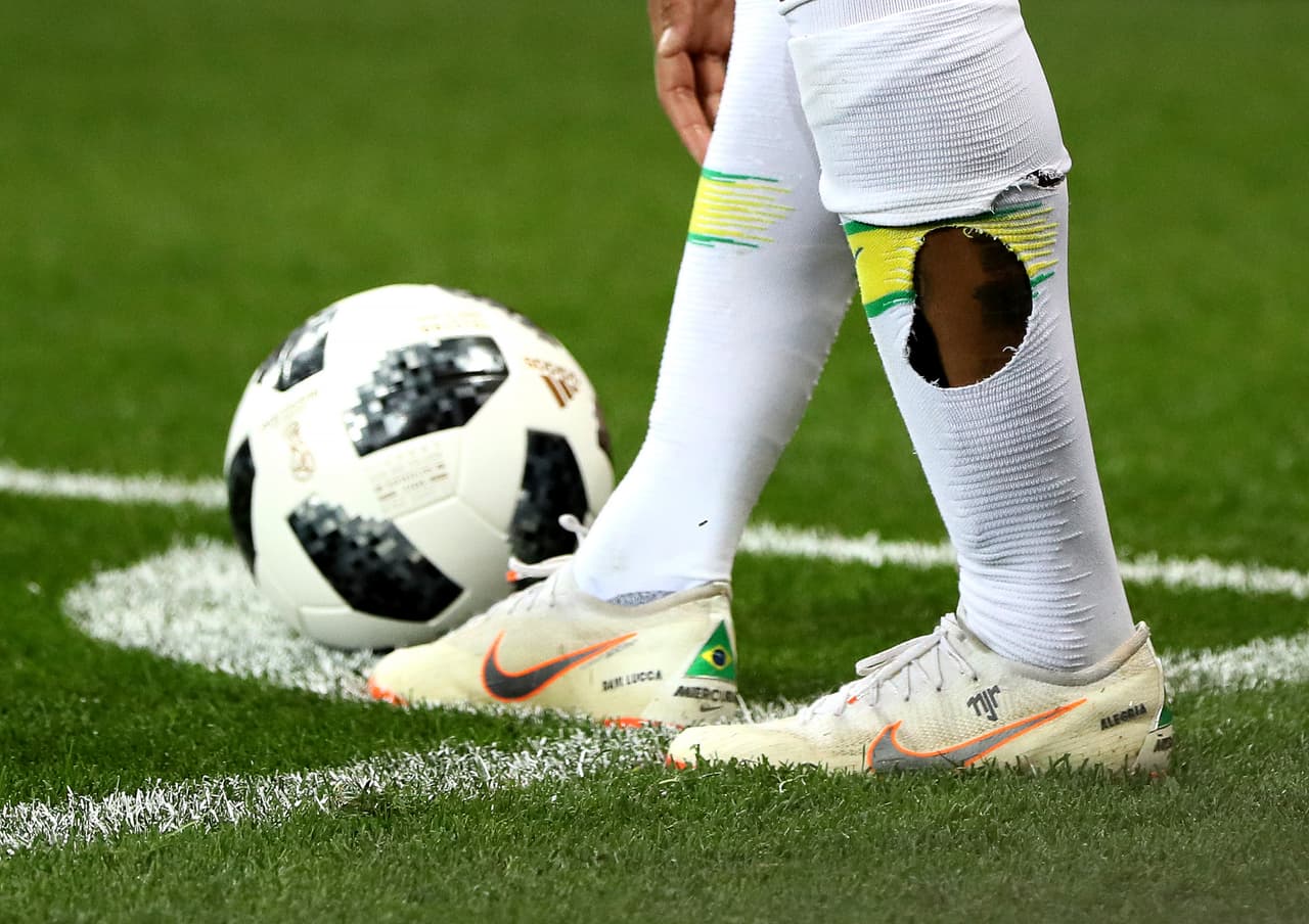 Las botas especiales que usó Neymar en el Mundial Rusia 2018 entre Brasil y Suiza. Este modelo Mercuial tenía bordada la palabra 'alegría', una característica particular del brasileño.