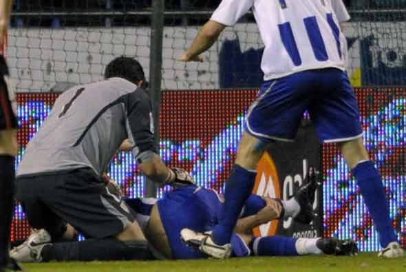 El brasileño chocó con el portero al chutar. Todos reaccionaron de inmediato ante la gravedad de la lesión.