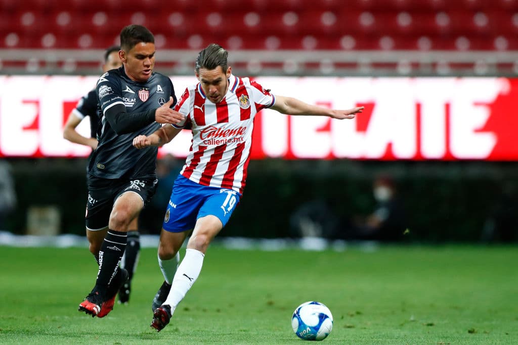 Ian González (39’) adelantó a los visitantes con un caño sobre Gudiño. Angulo (45+1’) emparejó los cartones tras recibir una asistencia de Brizuela. JJ Macías (53’) apareció para marcar autogol y regresarle la ventaja a los Rayos; volvió a aparecer al 90+4’ para redimirse y rescatar un punto en casa. Necaxa llegó a 5 unidades y Chivas se queda con 6.