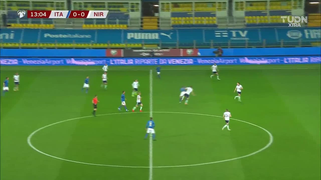 ¿¡Por dónde la metió!? Gran gol de Berardi para el 1-0 de Italia