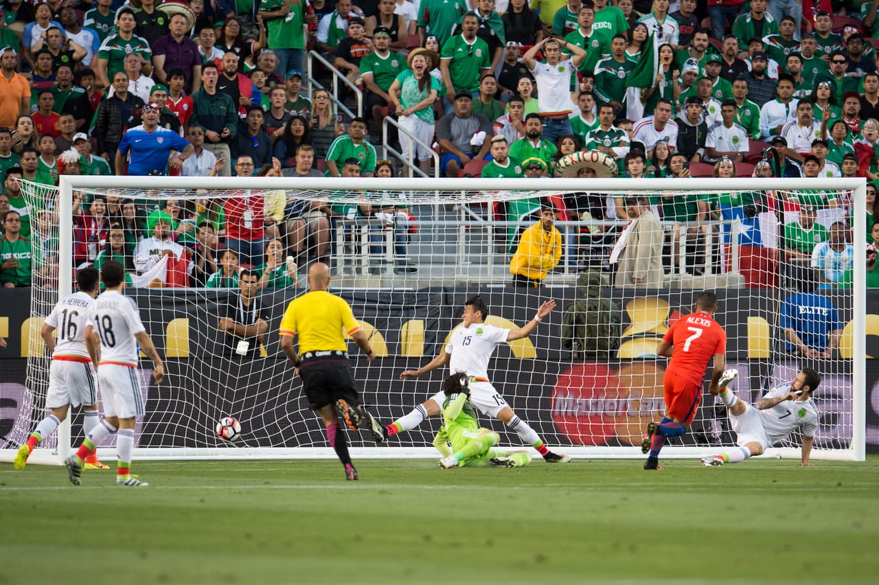 El punto máximo en la carrera de Alexis Sánchez llegó con el título de la Copa América Centenario donde vapuleó a México 7-0.