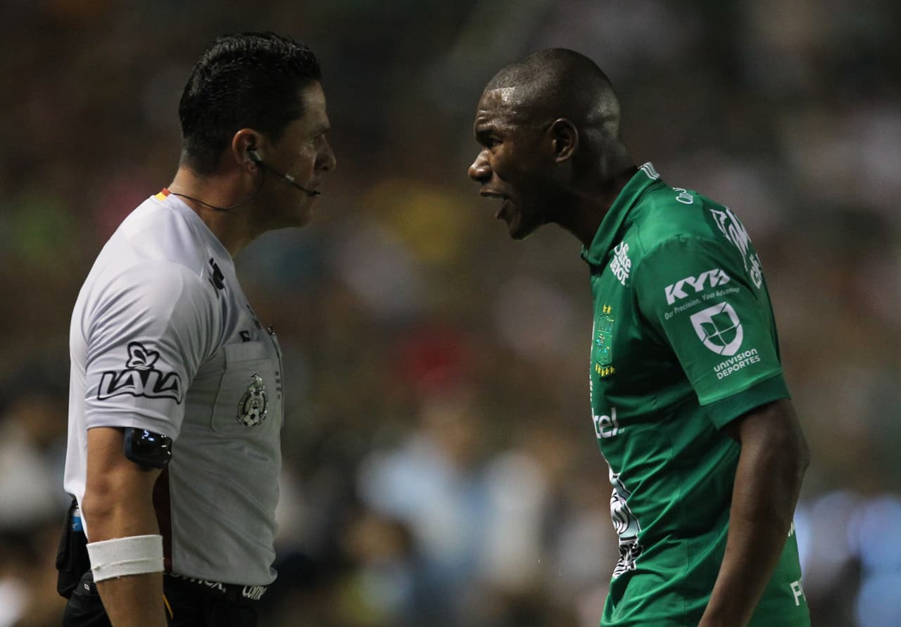 En el minuto 90'+2 fue expulsado el colombiano Andrés Mosquera (derecha), para colmo de males del León en el desenlace del partido.