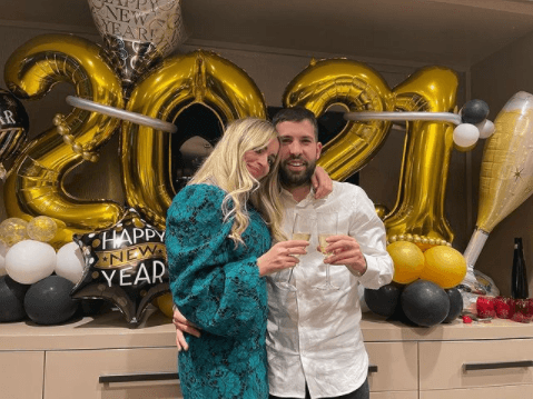 Jordi Alba, jugador del Barcelona, junto con su esposa.