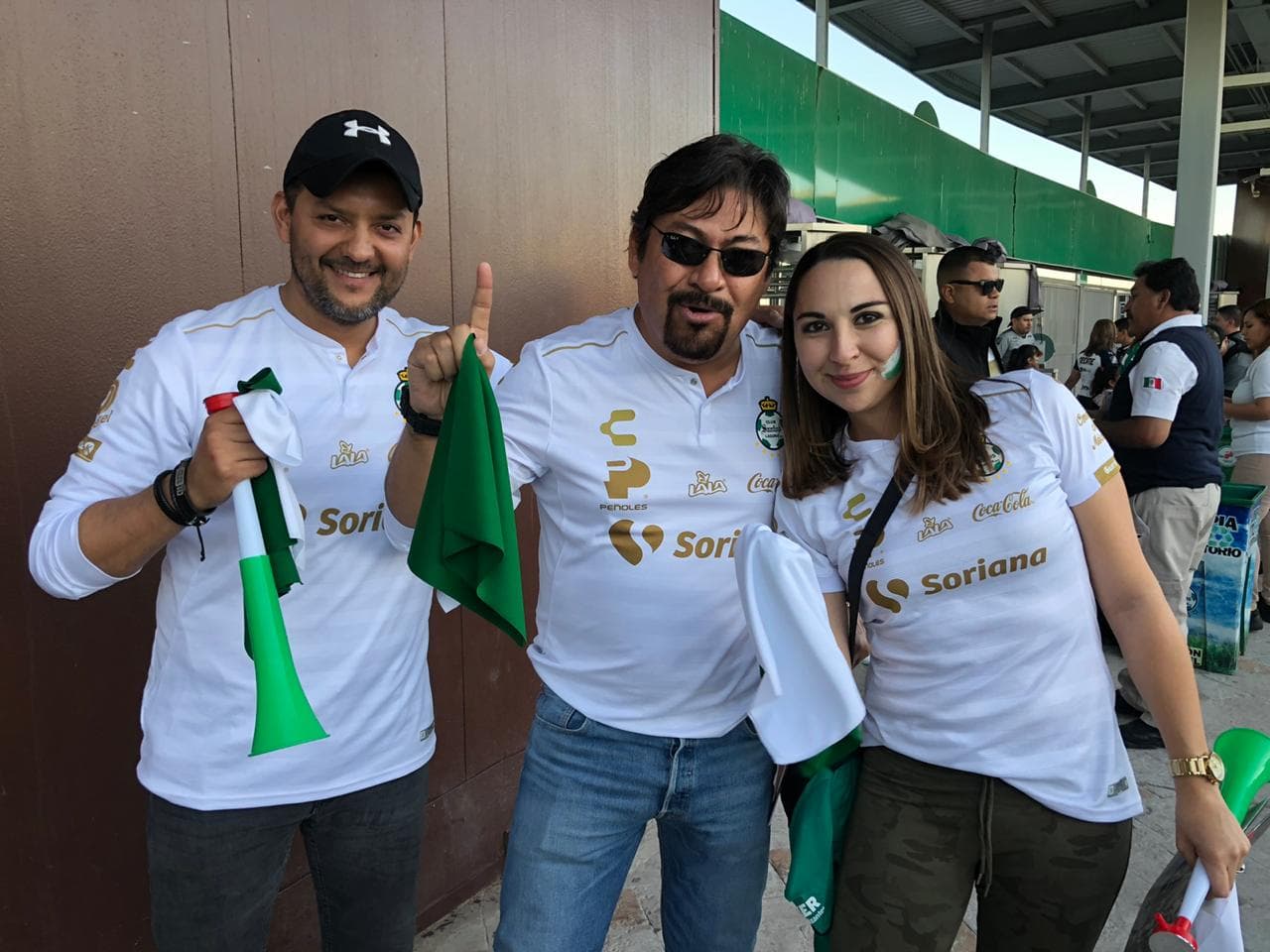 La afici´ón de Santos está ilusionada y muestra apoyo total para Santos.