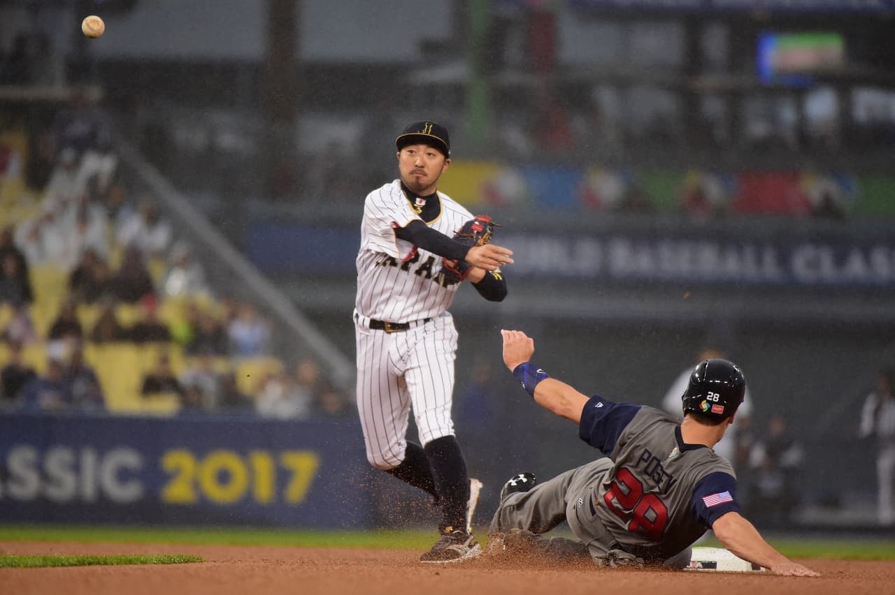 En jugada que fue revisada, Posey llega safe a segunda tras un mal pivotaje.