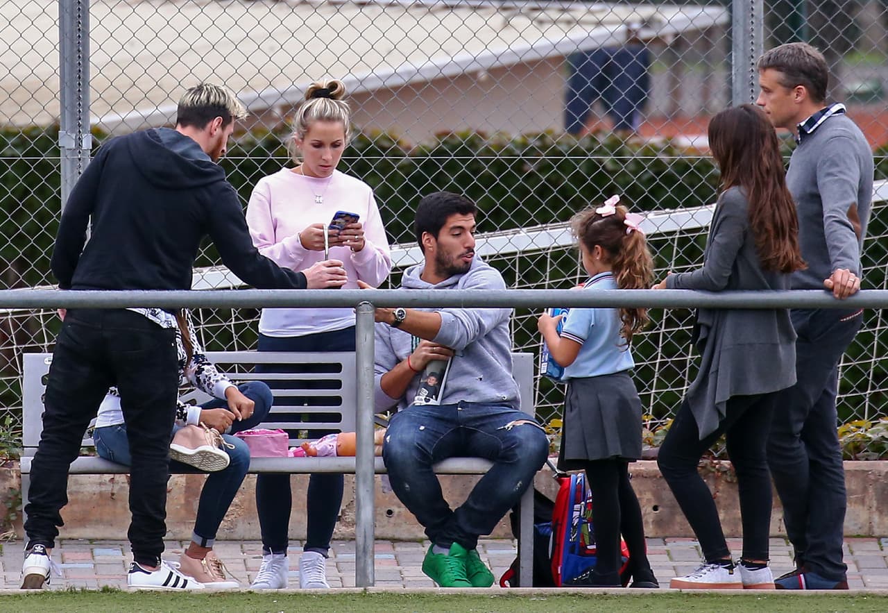 Todos iban en familia para disfrutar de la escuela de fútbol del Barcelona.