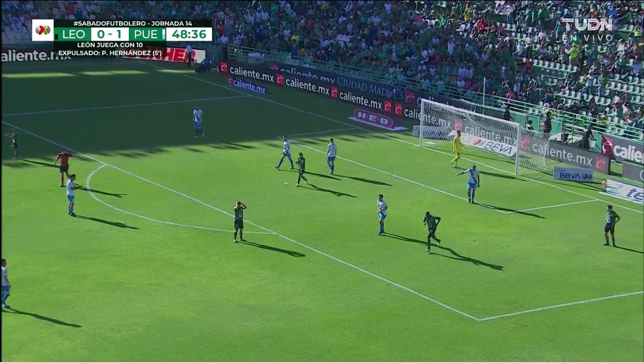 ¡CERCA! Víctor Dávila disparó que se estrella en el poste.