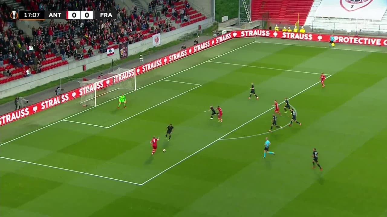 ¡TIRO ATAJADO! disparo por Viktor Fischer.