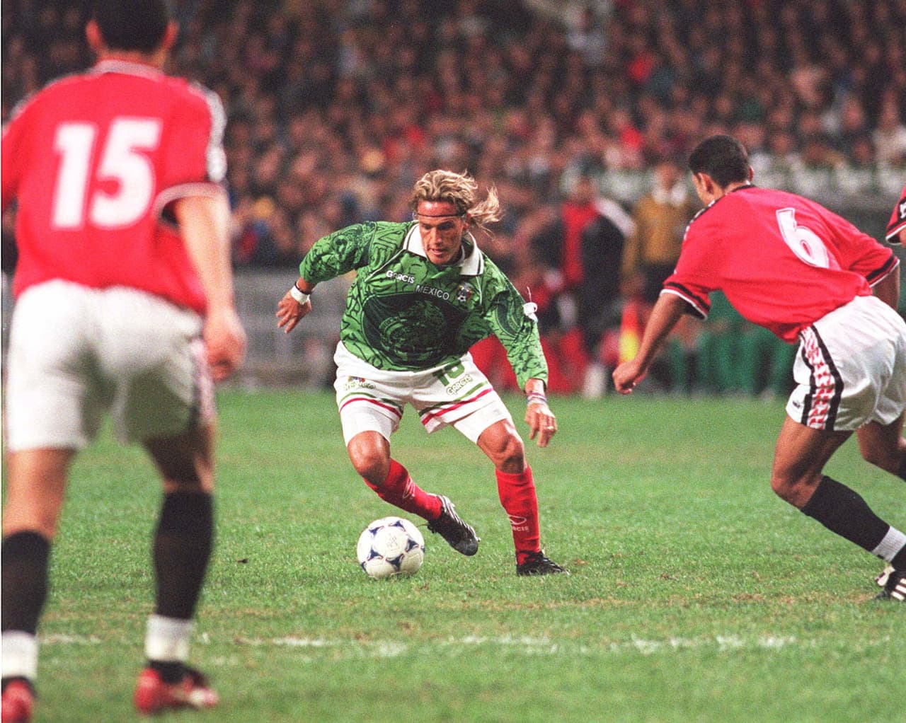 <b>Luis Hernández: </b>‘El Matador’ fue el máximo goleador de la Copa América de 97 con 6 tantos y el máximo anotador mexicano en un Mundial cuando en la Copa de Francia 98 anotó cuatro goles, el que sin duda más recuerda la afición mexicana es aquel el de último minuto ante Holanda que significó el empate ante el equipo tulipán. Tuvo un total de 32 goles con la selección y 132 a lo largo de su carrera que pasó entre México, Argentina y EEUU.