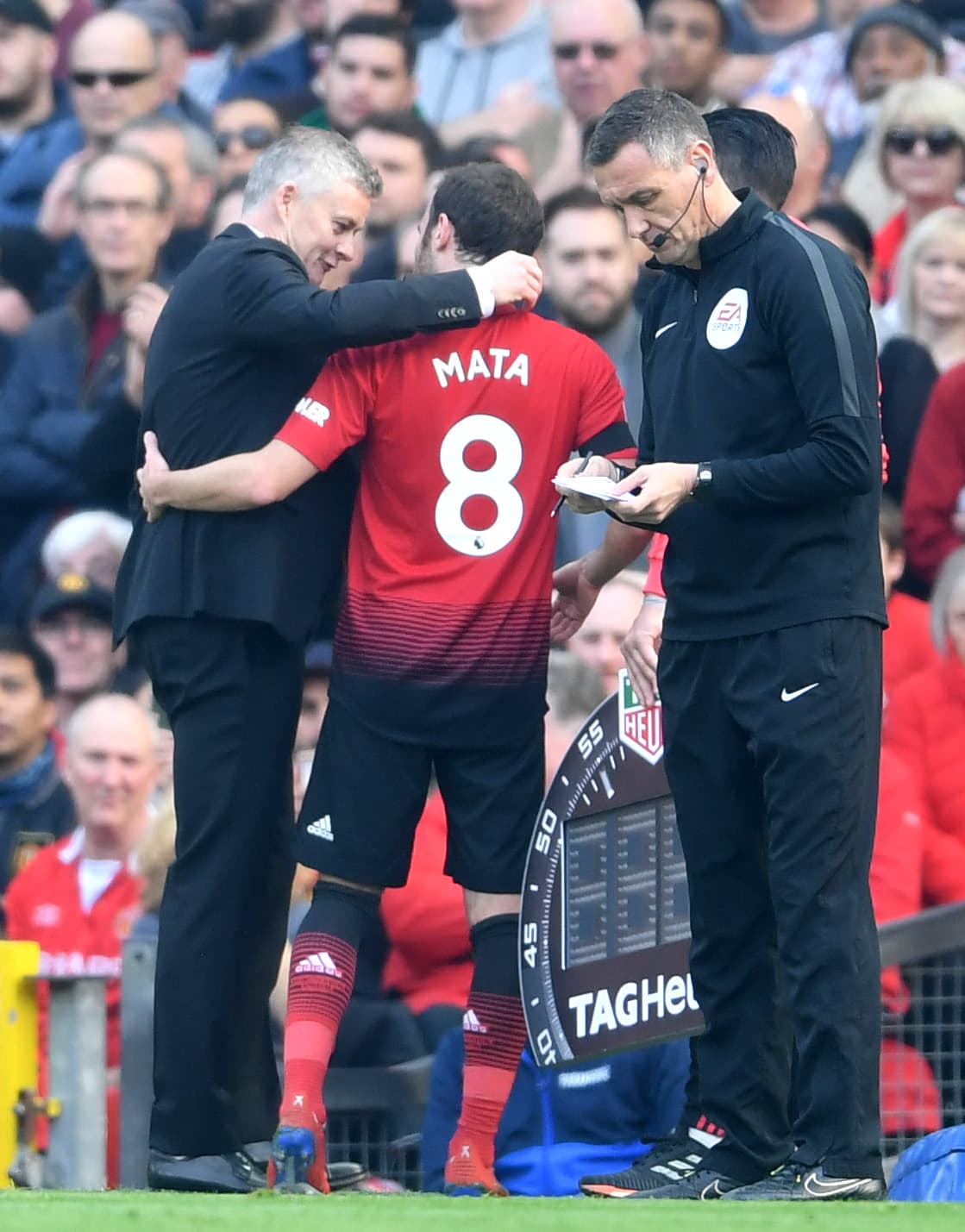 El técnico incluso le dio muestras de afecto al jugador lesionado, el segundo por Manchester United en la jornada.