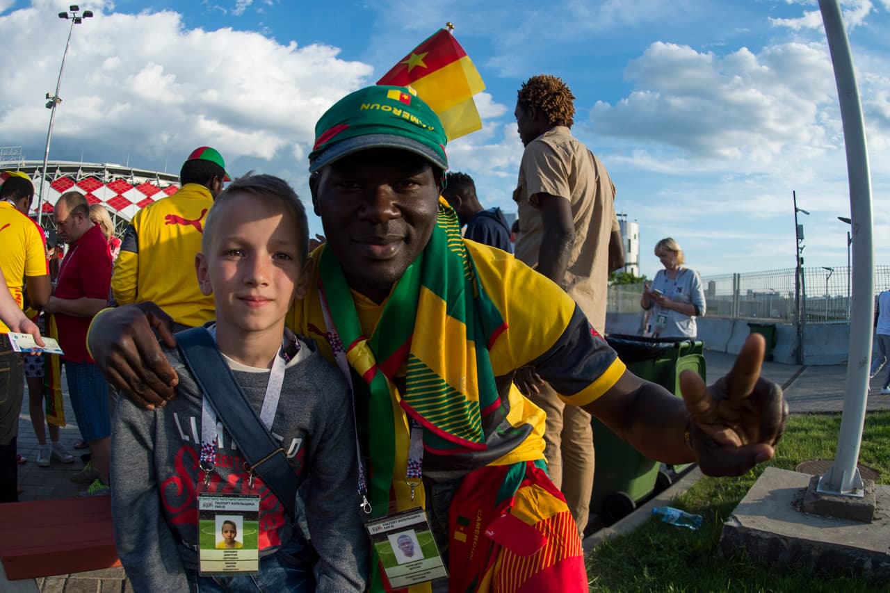 Compartiendo con la gente rusa y pasando un buen rato antes de ingresar al Otkrytiye Arena.