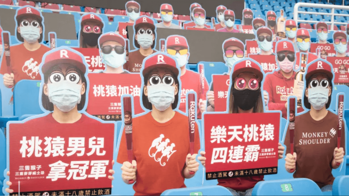 La liga de béisbol en Corea del Sur, llenó sus estadios con maniquíes, imágenes de cartón y robots que animaron los partidos.