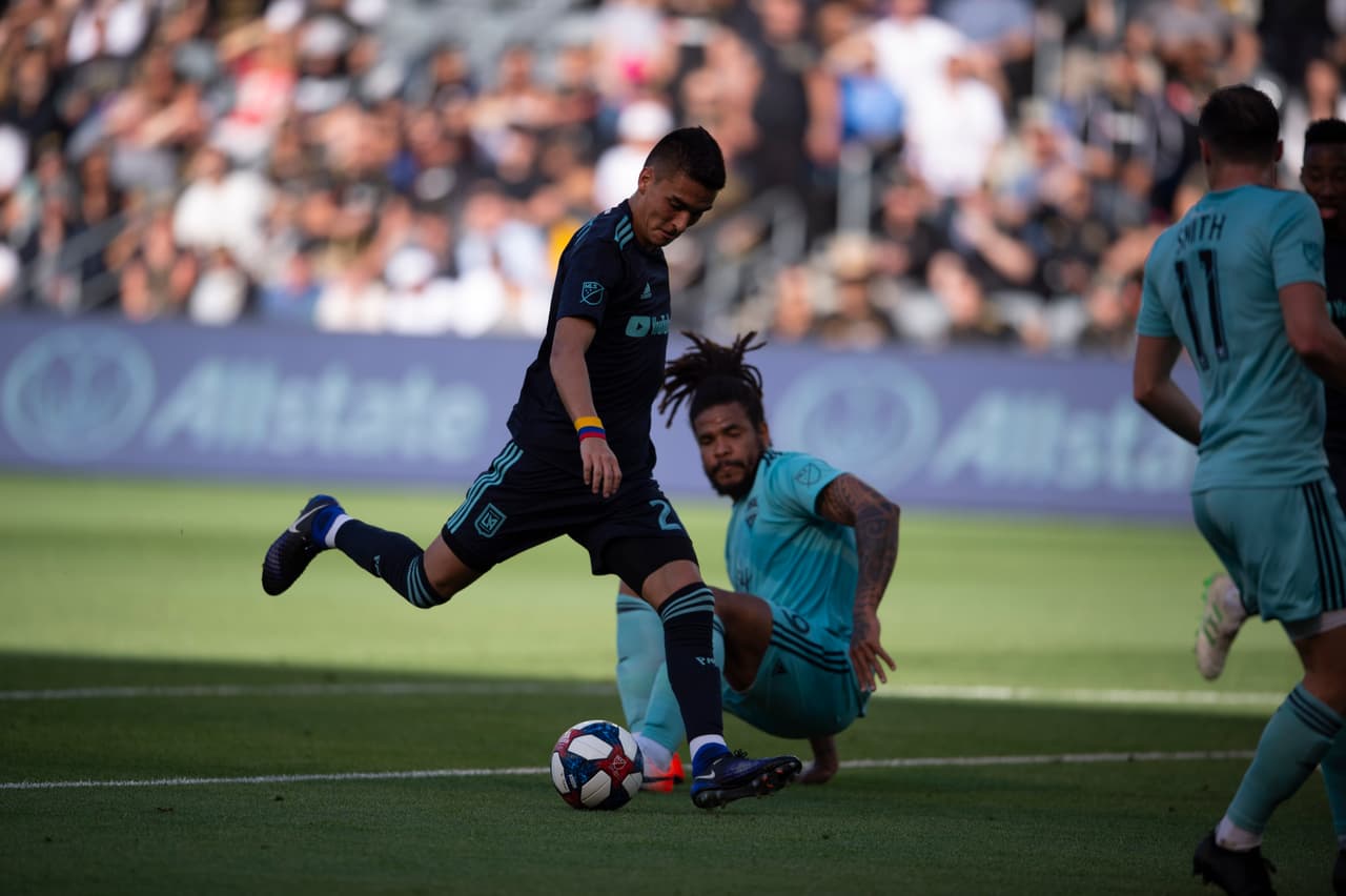 Al minuto 39' el mediocampista colombiano Eduard Atuesta (centro) definió para el 2-0 de LAFC.