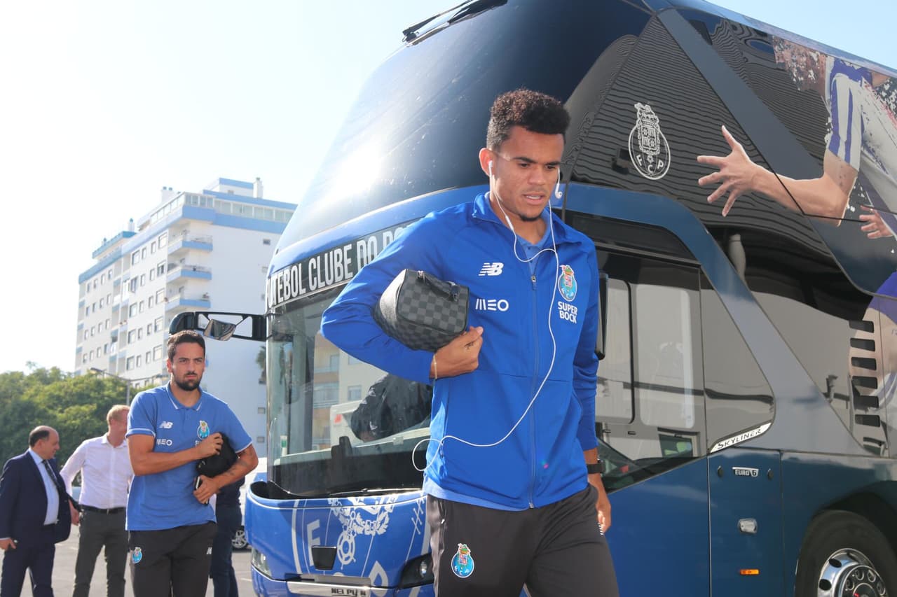 Llegando al estadio.