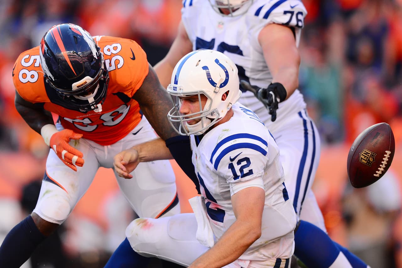 Von Miller castigo de más a Andrew Luck.