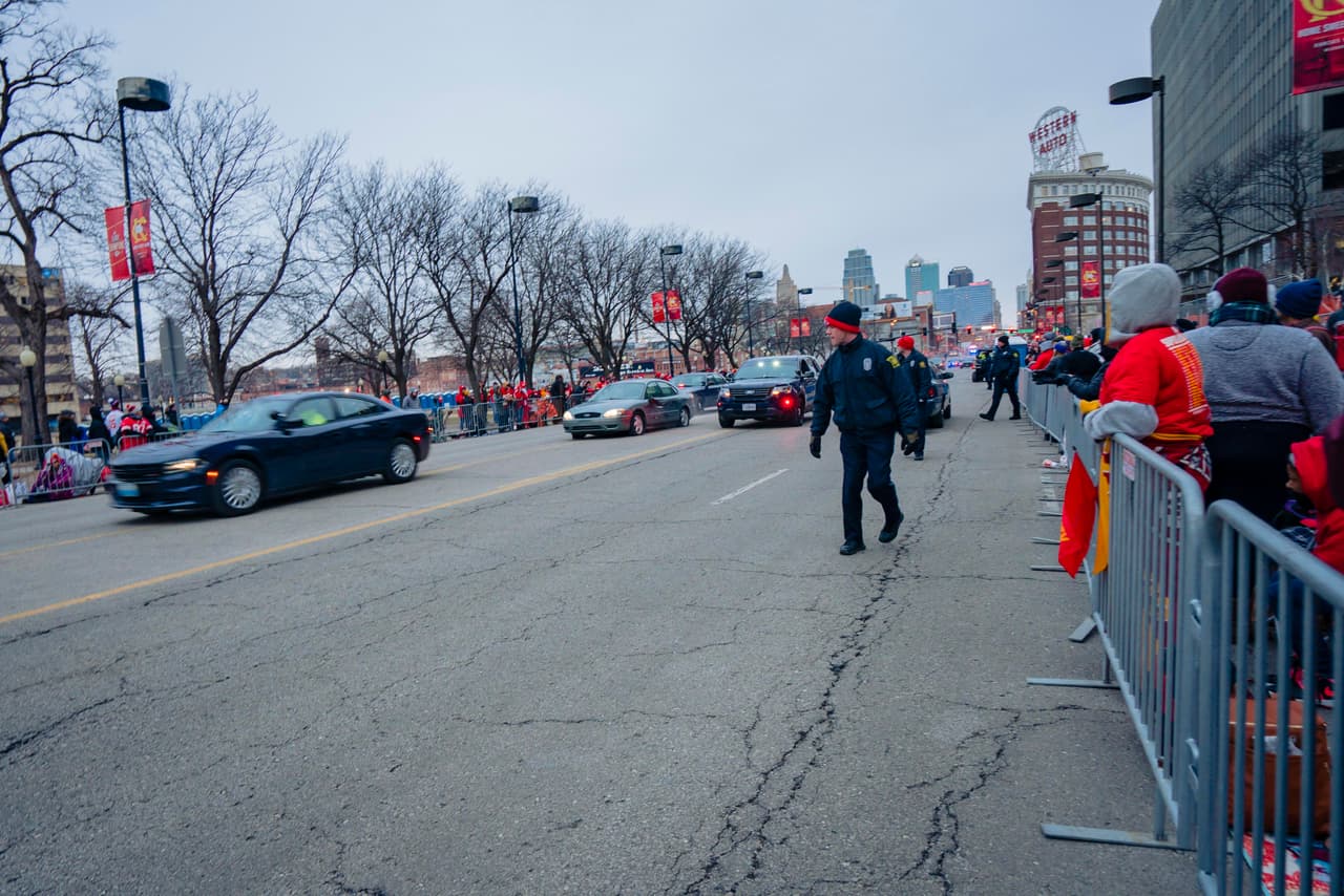 Instantes antes del desfile en Kansas City, Missouri, donde la gente ya espera a los Chiefs, se presentó una persecución que tuvo éxito.