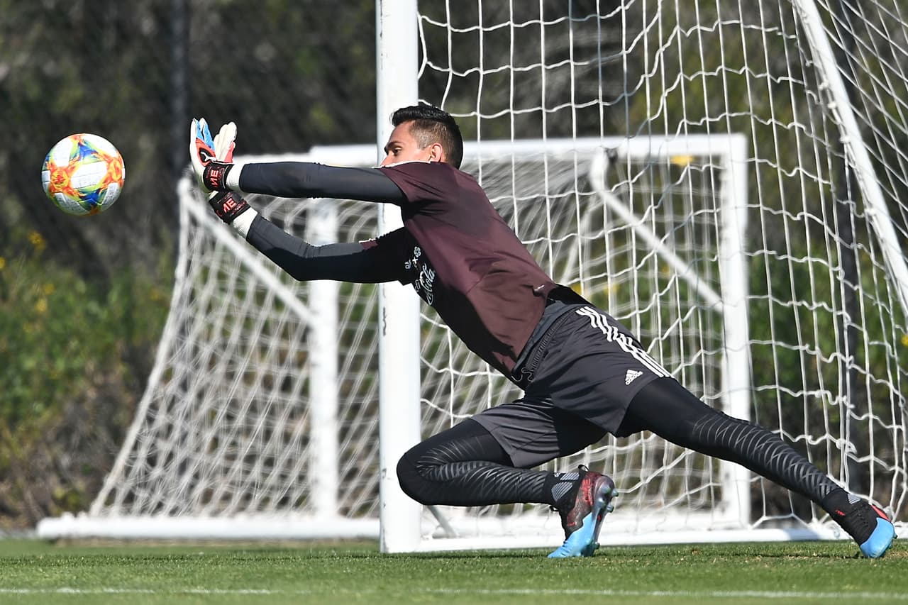 Raúl Gudiño, guardameta de las Chivas del Guadalajara, también fue puesto a prueba en la portería.