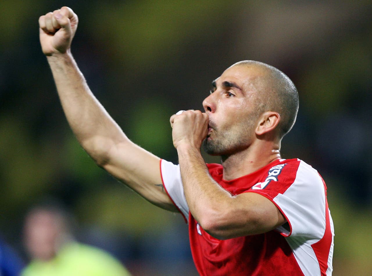 En el 2005 llegó al Mónaco para jugar también dos temporadas, pero su rendimiento no fue el mejor. Logró 8 goles en 35 partidos.