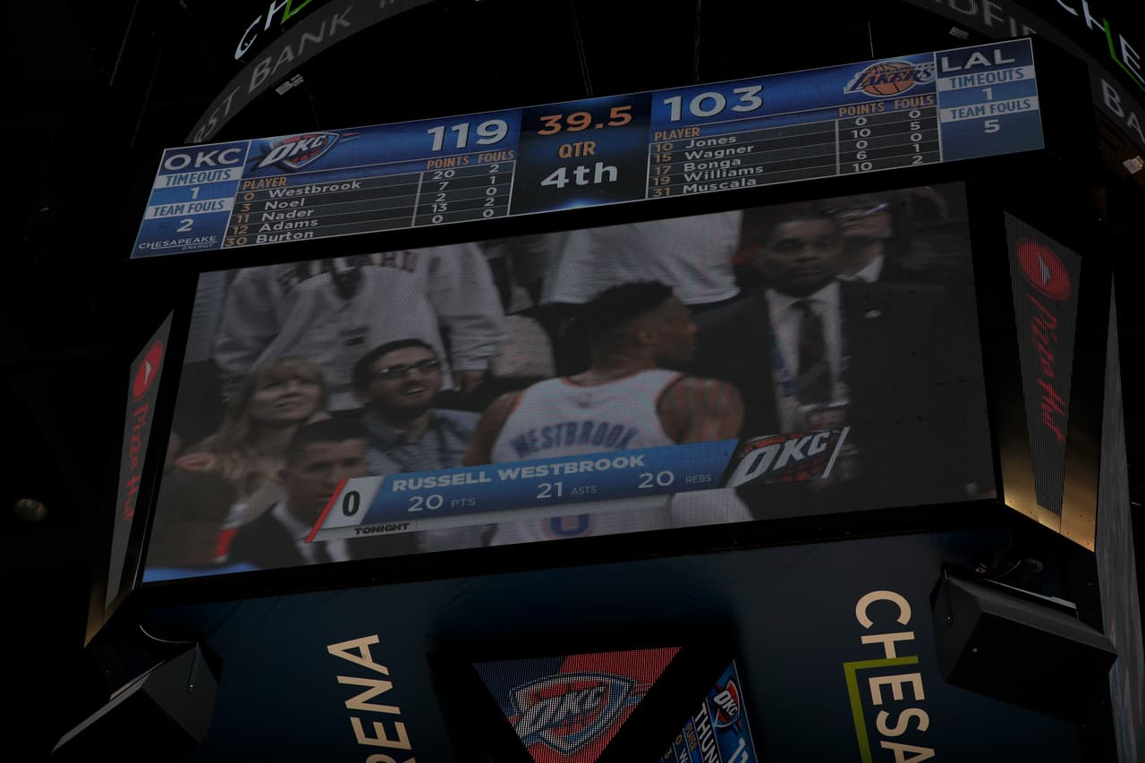 No podía ser otro el que igualara este registro sino Westbrook, quien en una temporada consiguió 42 triples-dobles. Una gran marca justo a pocos días de iniciar los playoffs.