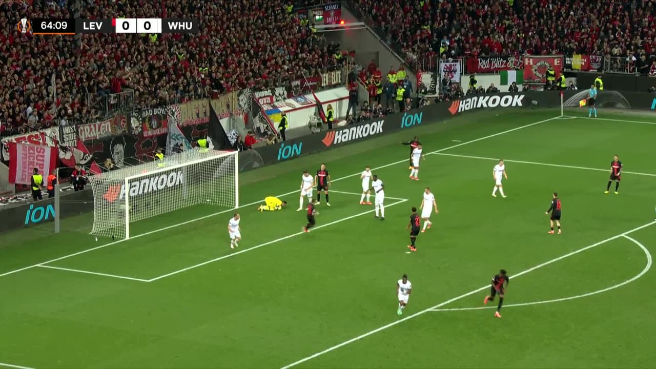 ¡TIRO ATAJADO! disparo por Jeremie Frimpong.