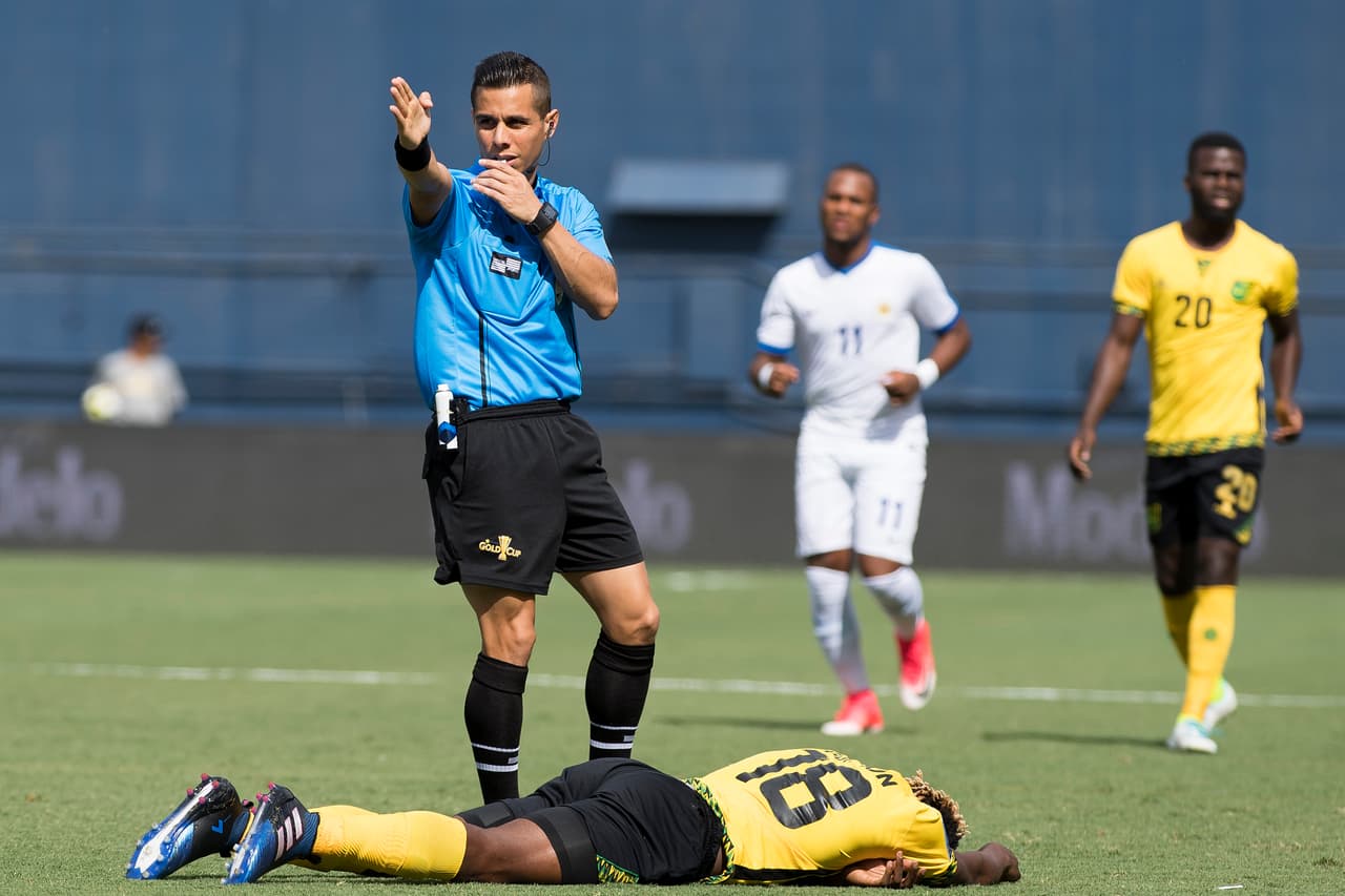 Durante el encuentro se marcaron 24 faltas; 14 cometidas por la selección de Curazao y 10 por Jamaica.