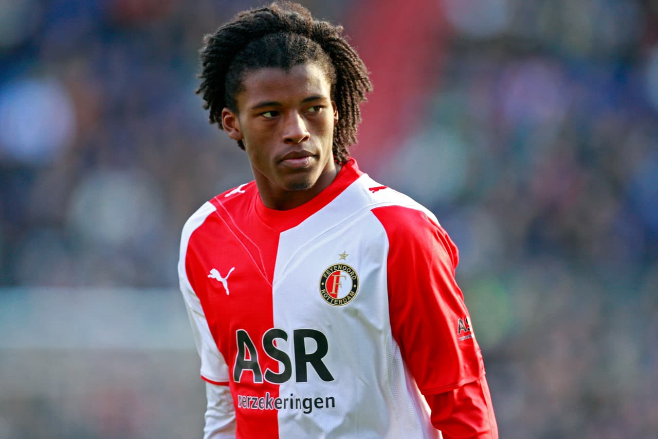 Con 15 años fue fichado por el Feyenoord, donde se acabó de formar y debutó en la Eredivisie, un año después.