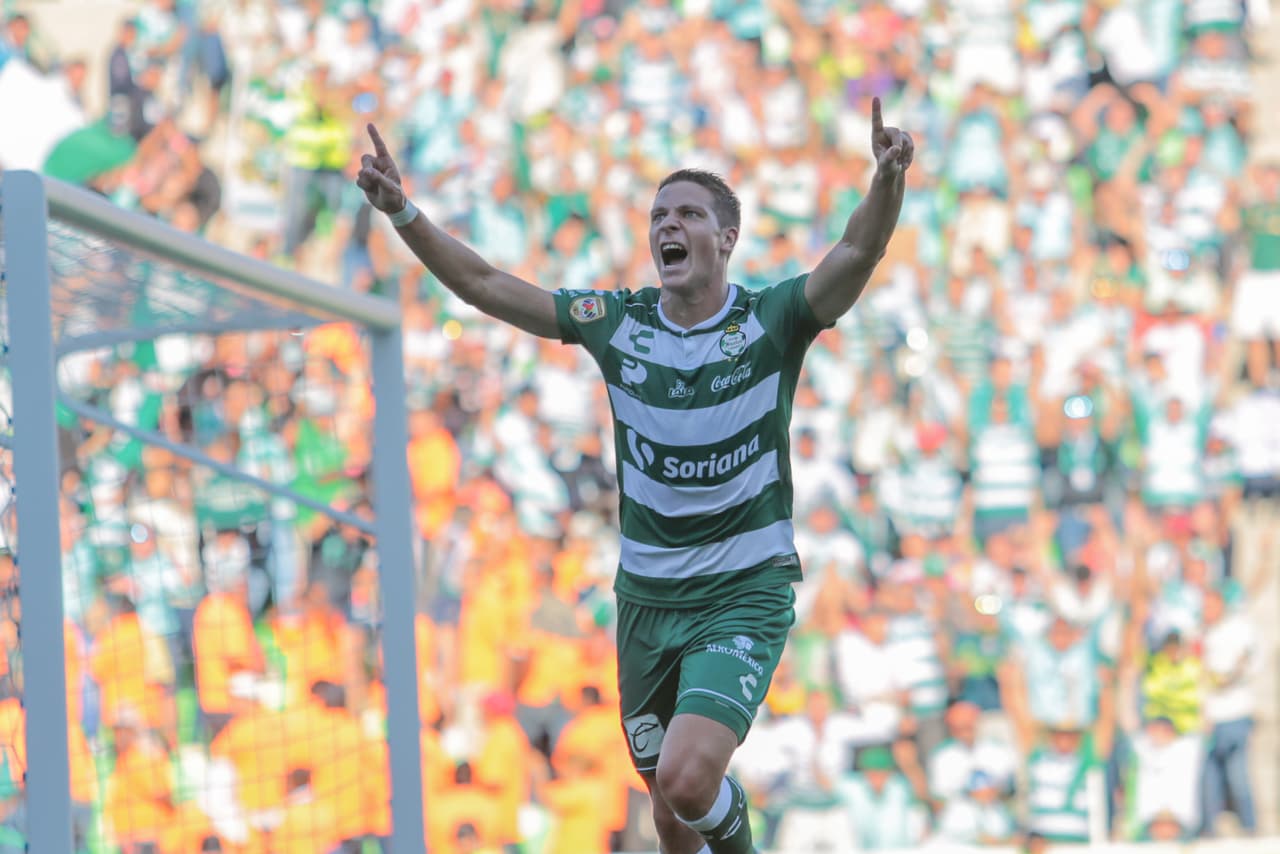 A los 34 minutos, en una descolgada por la banda izquierda, un centro perfecto fue dirigido a la cabeza de Julio Furch, quien con certero testarazo puso 1-0 arriba al Santos Laguna.