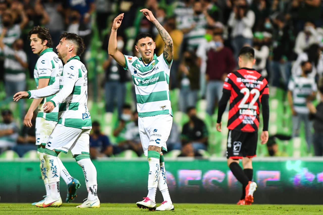 Santos Laguna sumó su tercer triunfo en los últimos cuatro partidos y se metió de lleno en la pelea por el Repechaje gracias los goles de Gorriarán, Suárez y el doblete de Preciado ante unos débiles Xolos de Tijuana.