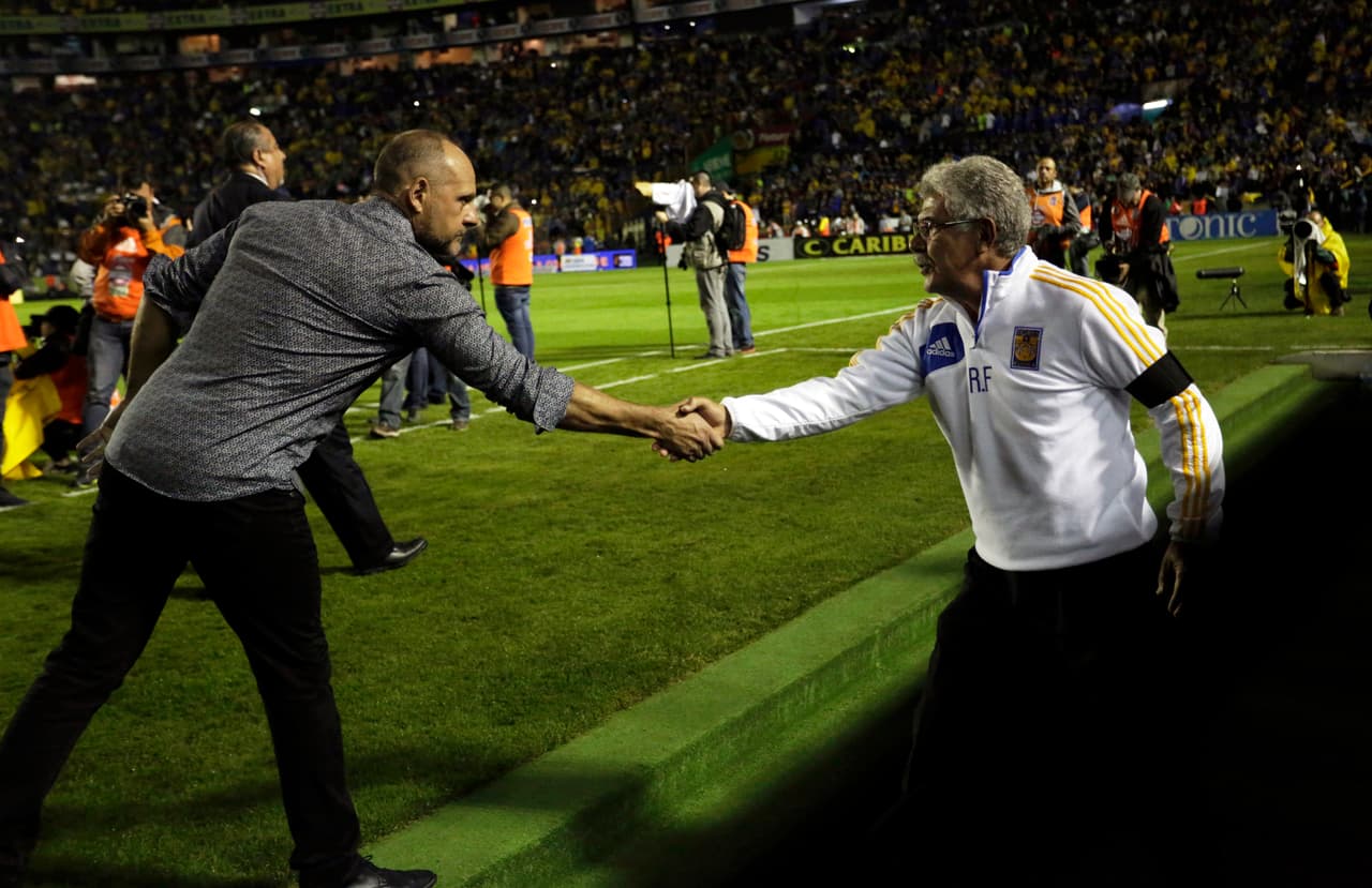 Torrente y Ferretti estrecharon manos antes del inicio de las hostilidades.