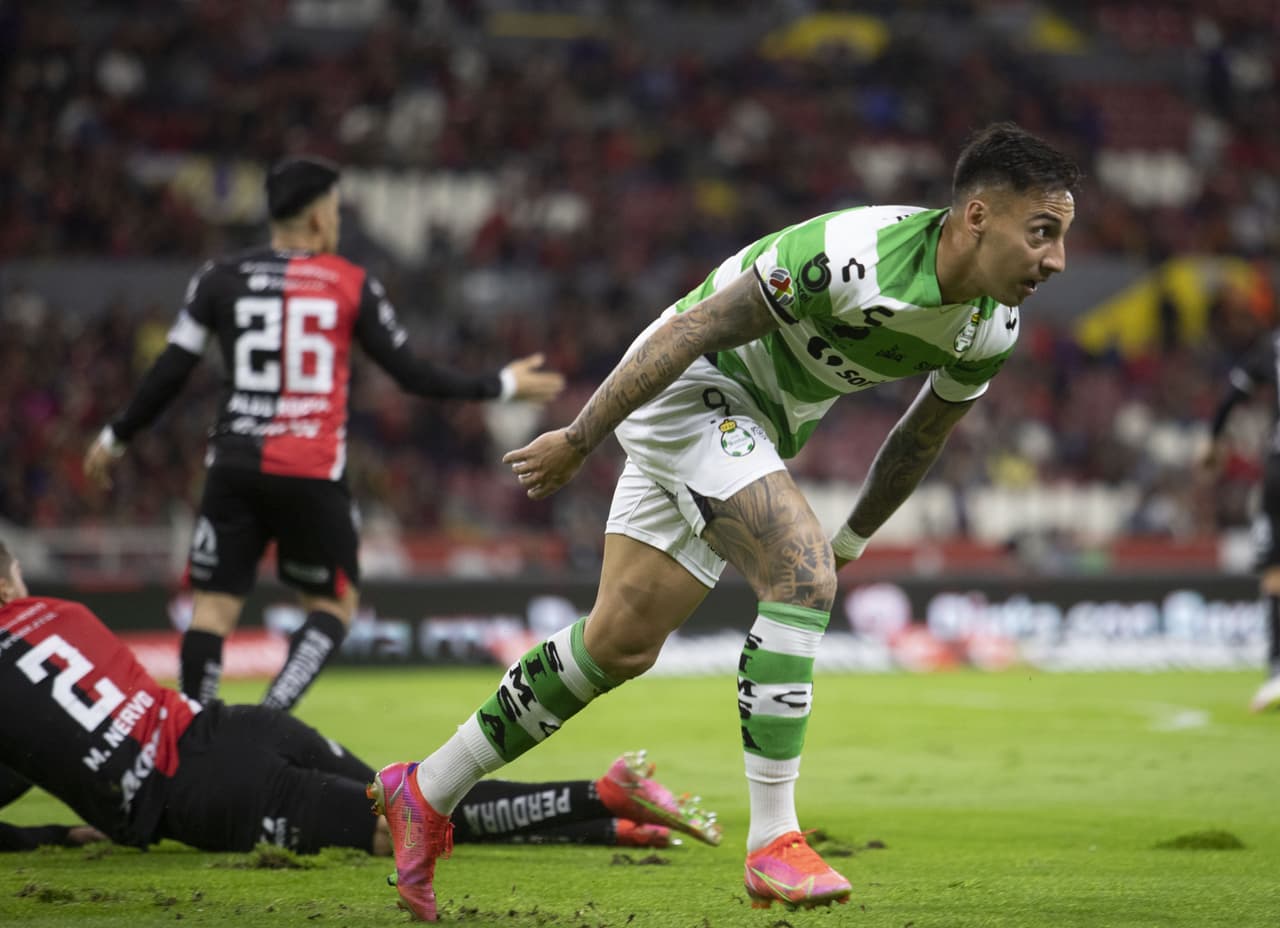 Julián Quiñones se vistió de héroe con Atlas para rescatar un punto ante Santos Laguna en el inicio de la Jornada 4 del Clausura 2023. Javier Correa adelantó a los Laguneros y Jonathan Herrera empató para los Rojinegros en la segunda mitad. Juan Brunetta echó a perder la fiesta de los locales, pero Quiñones daría el golpe final para llevarse el empate.