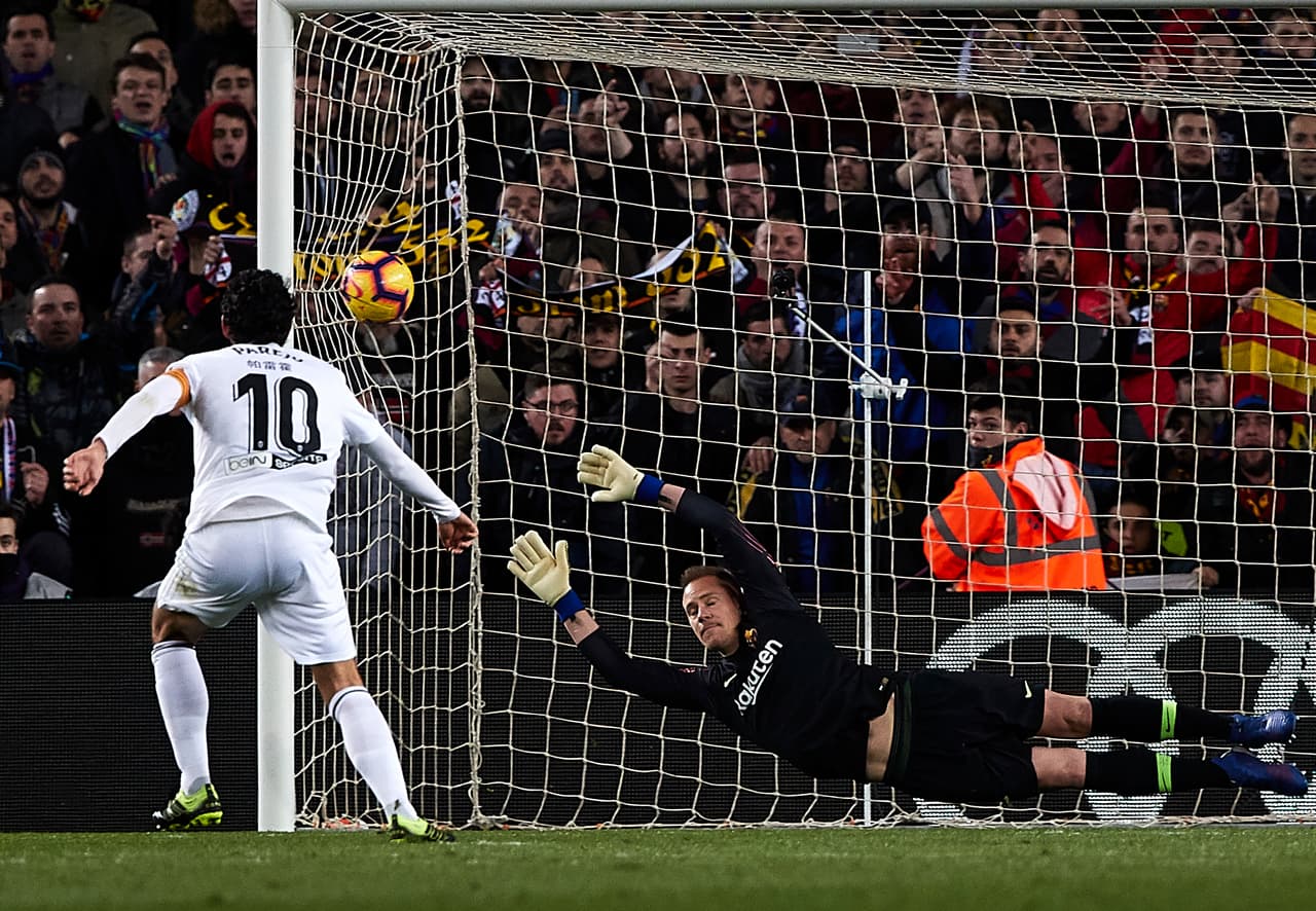 Las cosas para los blaugranas empeoraron cuando al minuto 32 el ídolo de la afición ché, Dani Parejo, se encargó de cambiar un penal por gol.