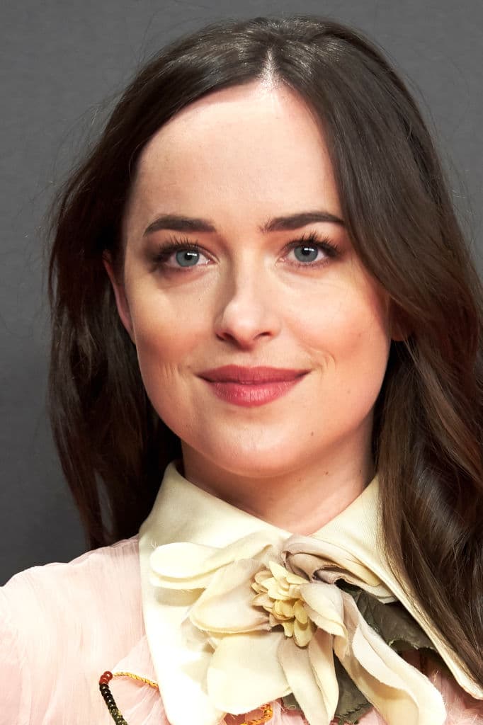 Dakota Johnson comparte su número de teléfono con el mundo por una poderosa causa