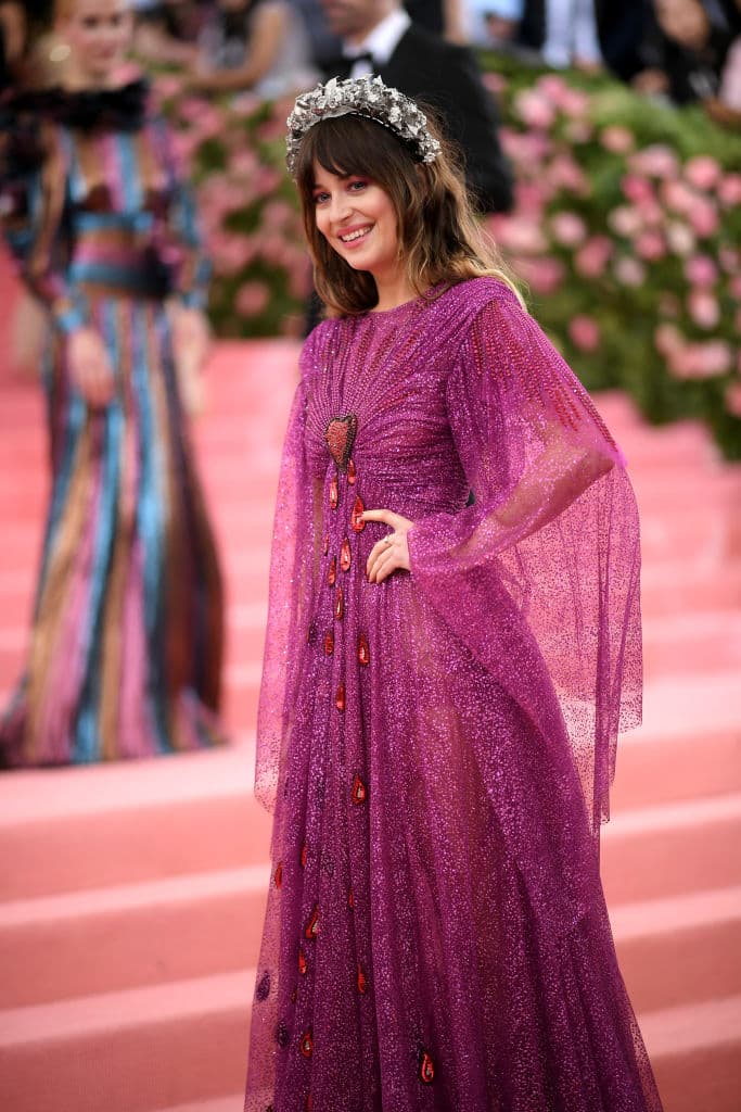 Dakota Johnson en la MET Gala logró lo imposible: que un corazón sangrando se vea delicado