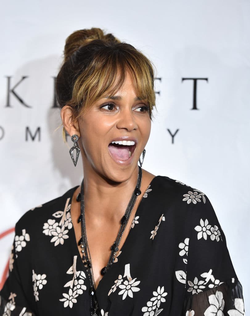 Halle Berry reveló su secreto para una piel suave y sin arrugas (no, no son las cremas) 