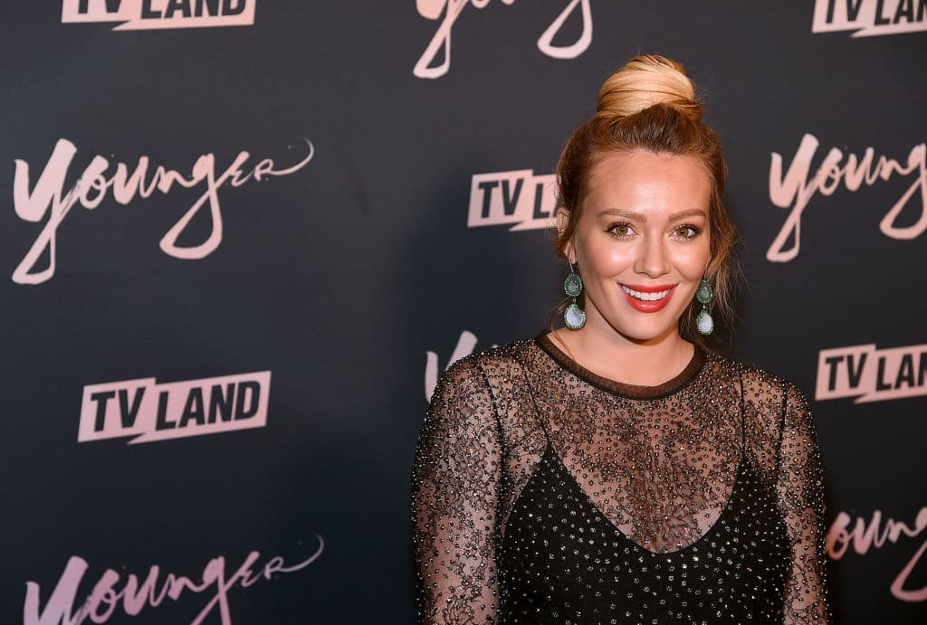 Hilary Duff luce unas increíbles pestañas gracias a una máscara que cuesta tan solo 8 dólares