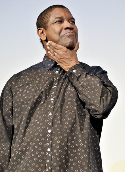 Mila Kunis y Ashton Kutcher pillados besándose